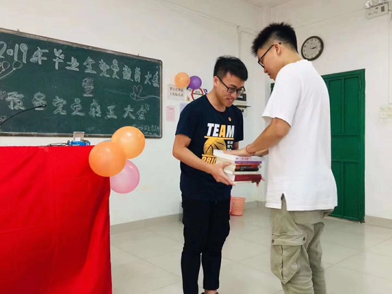 图9：毕业生党员赠书.jpg