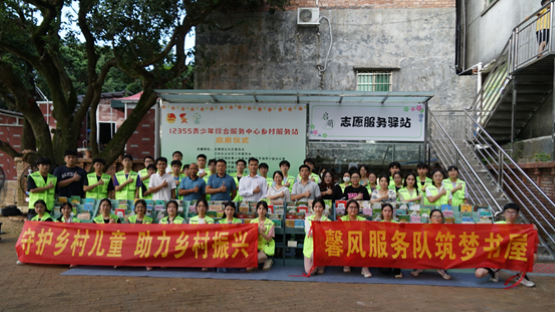 街道边立着广告牌子描述已自动生成