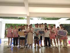 许多人站在一起描述已自动生成