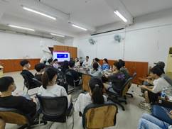 会议室里的人们描述已自动生成