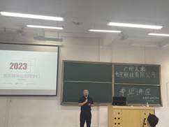 图片包含 天花板, 室内, 男人, 站描述已自动生成