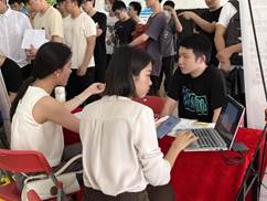 一群人在看电脑描述已自动生成