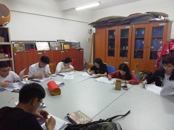 1553515250434090994.jpg 图3:认真批改试卷.jpg