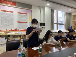 一群人在餐厅用餐描述已自动生成