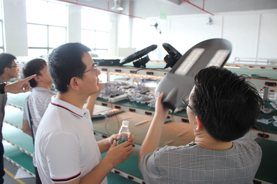 企业负责人带领老师们参观公司（6）.jpg