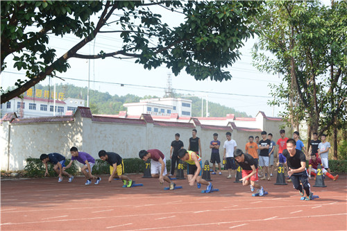 【“三走“系列之院运动会】院长何大进喜摘5000米赛桂冠