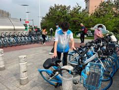 小孩们站在自行车后面描述已自动生成