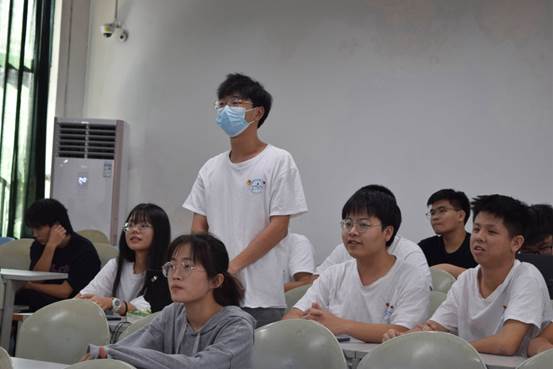 说明: C:\Users\Administrator\Desktop\10月22日至11月2日\【系内动态】 团日评比各展风采,党团知识铭记于心\【系内动态】 团日评比各展风采,党团知识铭记于心\党团知识竞答3.JPG
