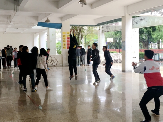 1553515640802026631.jpg 图1:大会知识记心间——丢沙包.jpg