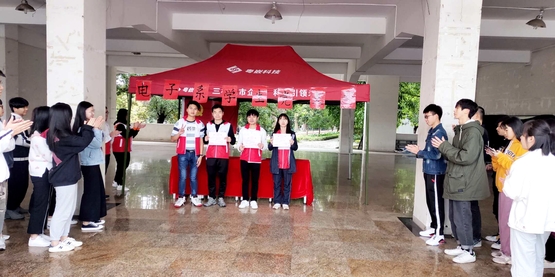 1553515703773033421.jpg 图6:优秀工作人员领奖.jpg