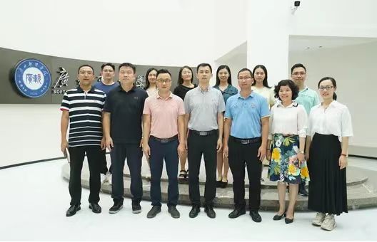 一群人站在一起描述已自动生成