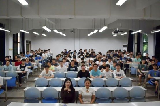 许多人站在室内中度可信度描述已自动生成