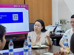 男人和女人在桌子前吃东西的一群人中度可信度描述已自动生成