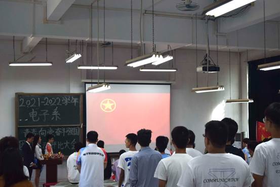 说明: C:\Users\Administrator\Desktop\10月22日至11月2日\【系内动态】 团日评比各展风采,党团知识铭记于心\【系内动态】 团日评比各展风采,党团知识铭记于心\奏唱团歌.JPG