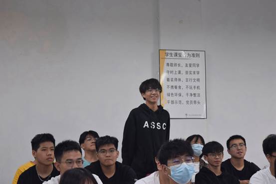 说明: C:\Users\Administrator\Desktop\10月22日至11月2日\【系内动态】 团日评比各展风采,党团知识铭记于心\【系内动态】 团日评比各展风采,党团知识铭记于心\党团知识竞答2.JPG