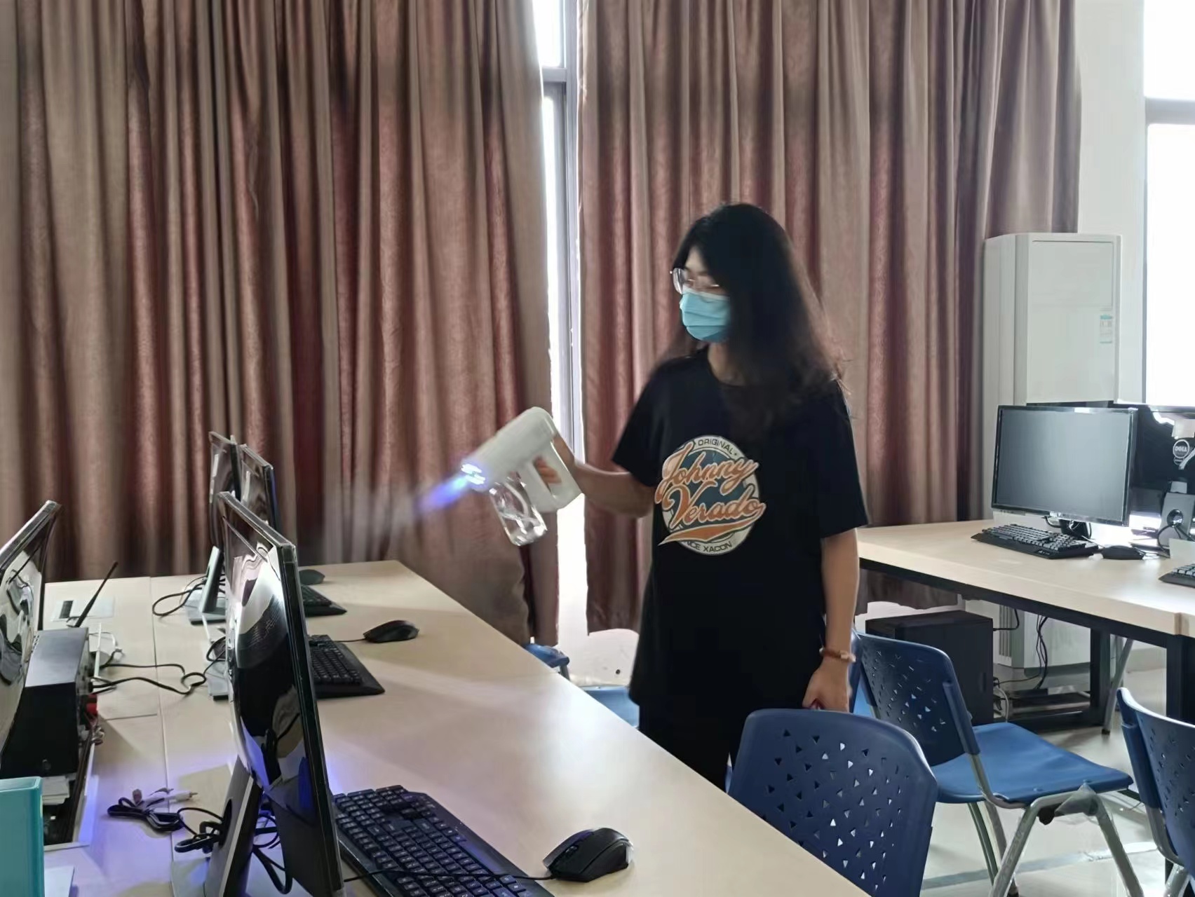 青马党支部五月份开展教室清洁消杀和教室桌椅清洁活动